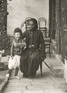 Guardia árabe (kawass otomano) con un niño en el jardín de una casa en el distrito de Judea de Jerusalén, 1867