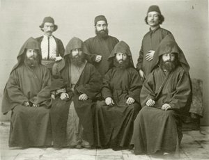 Grupo de 4 sacerdotes armenios y 3 más en el patio del Hotel Mediterráneo, Jerusalén, 1867 de Sergeant Henry Phillips
