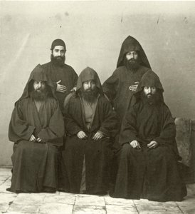Grupo de 5 sacerdotes armenios en el patio del Hotel Mediterráneo, Jerusalén, 1867 de Sergeant Henry Phillips
