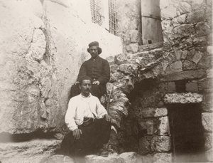 Dos hombres sentados junto al dintel de la Puerta de Barclay en el Muro Occidental del Monte del Templo, Jerusalén, 1866 de Sergeant Henry Phillips