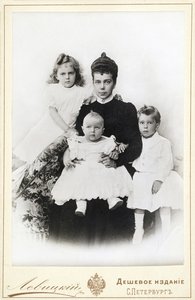 Gran Duquesa Xenia Alexandrovna de Rusia con los niños Irina Alexandrovna, Andrei..., 1903 de Sergei Lvovich Levitsky