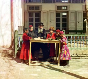 Un grupo de niños judíos con un maestro en una mesa frente a una casa, Samarcanda, Imperio Ruso, entre 1905 y 1915