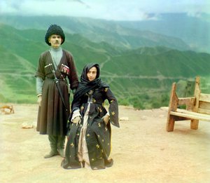 Tipos de Daguestán – un hombre con medallas y una daga y una mujer con vestido negro, Imperio Ruso, entre 1905 y 1915