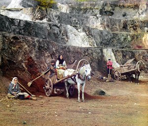 Trabajo en la mina de Bakalskii: una familia, con palas y carros tirados por caballos, trabajando en las minas de hierro en las colinas de Bakaly, Montes Urales, Imperio Ruso, 1910 de Sergey Prokudin Gorsky