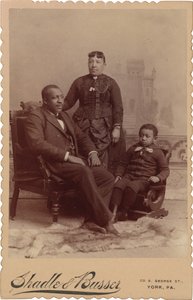 Retrato de familia,c. 1895 (foto) de Shadle & Busser