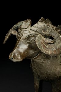 Vasija ritual en forma de carnero, Gong (bronce) de Shang Dynasty Chinese School