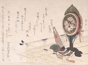 Tambor con soporte, Sho una especie de órgano de boca y casco en el escenario para la danza Bugaku de Shinsai