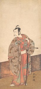 El actor Ichikawa Danjuro V de pie dentro de una casa y frente a un engawa, ca. 1772 de Shunsho