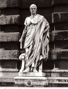 Estatua de Emilio Papiniano (mármol) de Silvio Sbricoli