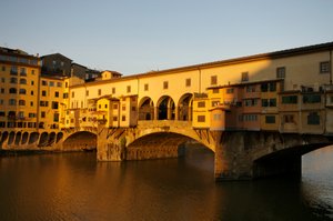 Italia, Florencia, Amanecer en el Ponte Vecchio al amanecer, 2022 (foto)