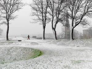 Figura solitaria caminando por la Fortaleza de Copenhague durante una tormenta de nieve, Dinamarca, 2022 (foto) de Sisse Brimberg