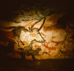 Pintura de una cabeza de toro en la Cámara de los Toros, cueva de Lascaux