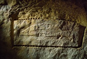 Grabado rupestre prehistórico que representa un salmón, procedente de la Abri du Poisson ("Roca del Pez"...