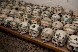 Algunos de los 600 cráneos de la "casa de los huesos", fechados entre 1720 y 1995, Hallstatt, Austria, 2022 (foto)