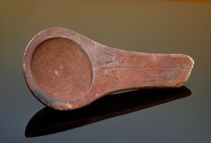La lámpara de Lascaux, de arenisca pulida, se encontró en la cueva de Lascaux. de Sisse Brimberg