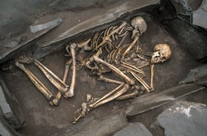 Los huesos de dos escitas yacen en una tumba de 3000 años de antigüedad en Arzhan-2., 2003 (foto)