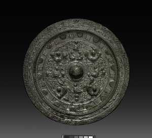 Espejo con Xiwangmu, c.317-400 (bronce) de Six Dynasties Chinese School