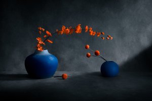 Jarrones azules, flores naranjas de Siyu_Wei APA