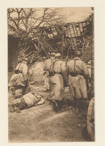 La batalla de Arras (9 de mayo a junio) fue extremadamente sangrienta para los alemanes. (...) He aquí un episodio de la captura de Neuville (...) (título sobre objeto) 12 cartes postales illustrées de la Grande Guerre / Pochette No 2 (título de serie en o de Sémaphore