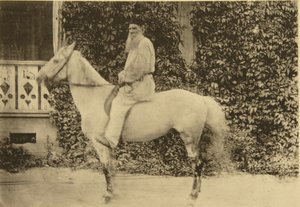 El autor ruso León Tolstói a caballo, Moscú, Rusia, 1890s de Sophia Andreevna Tolstaya
