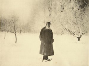 El autor ruso León Tolstói dando un paseo invernal, 1900s de Sophia Andreevna Tolstaya