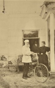 El autor ruso Leo Tolstoy con una bicicleta, Rusia, 1890s de Sophia Andreevna Tolstaya