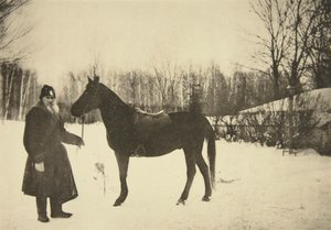 El autor ruso León Tolstói con un caballo, Yasnaya Polyana, cerca de Tula, Rusia, 1905