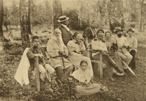 Autor ruso León Tolstói con invitados, Yasnaya Polyana, cerca de Tula, Rusia, 1895 de Sophia Andreevna Tolstaya