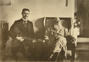 El autor ruso Leo Tolstoy con el balalaika Boris Troyanovsky, Rusia, 1909 de Sophia Andreevna Tolstaya