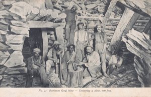 Mineros instalando soportes de madera a 600 pies bajo tierra, Mina de Oro Robinson, Sudáfrica (foto en blanco y negro)