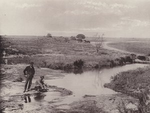 Lavando mineral para descubrir oro (foto en blanco y negro) de South African Photographer