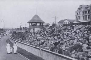 Rocalla en la playa, Durban (foto en blanco y negro)