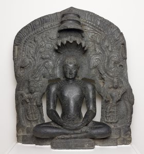 Jaina Tirthankara Parshvanatha con capucha de serpiente sentado en meditación (Dhyanamudra), de Karnataka, India