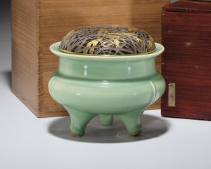 Gran incensario trípode Longquan celadón con tapa de metal japonés parcialmente dorado