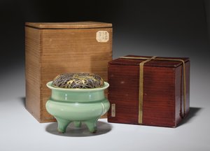Gran incensario trípode Longquan celadón con tapa de metal japonés parcialmente dorado