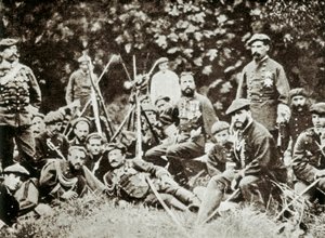 Tercera guerra carlista (1872-1876): el pretendiente al trono de España Carlos de Borbón (1848-1909), duque de Madrid, rodeado de sus defensores. Fotografía circa 1872-1876 de Spanish Photographer