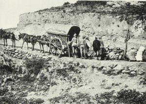 Descargando un carro de armas de fuego, para escalar las colinas de Dersa, Tetuán, Marruecos de Spanish Photographer