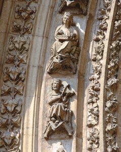 Archivolta del portal central de la fachada oeste, detalle de un violinista y un tocador de cítara, c. 1350-1400 (alto relieve) de Spanish School