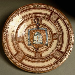 Blasón del abad de Poblet, abadía cisterciense en Cataluña. Plato de cerámica producido cerca de Valencia, España. Siglo XVI. Florencia, Museo Nazionale del Bargello de Spanish School