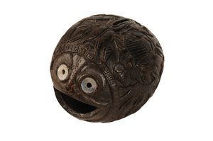 Caja de dinero tallada en coco, colonial española, c.1800 (coco)