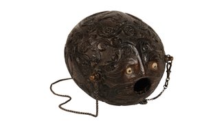 Frasco de Polvo de Coco Tallado, Colonial Español, c.1800 de Spanish School