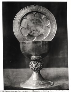 Cáliz y Plato de la Eucaristía, pertenecientes al Abad Pelagio, finales del siglo XII principios del XIII (plata) de Spanish School