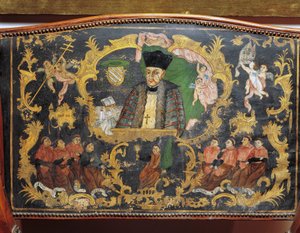 Representación del Rector-Obispo de la Universidad, (detalle), respaldo de silla de cuero pintado del Colegio de San Bartolomé en Salamanca, España