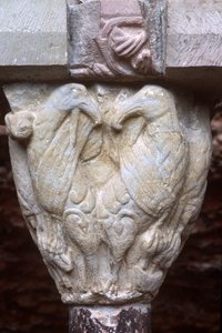 (detalle) de un capitel de arco con escultura de dos pájaros de Spanish School