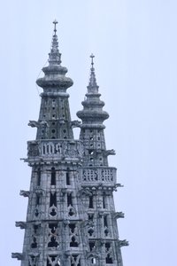 Detalle de las agujas del campanario