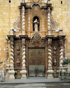 Detalle de la fachada de la Iglesia de San Bartolomé, Benicarló, España, construida en el siglo XVIII (foto) de Spanish School