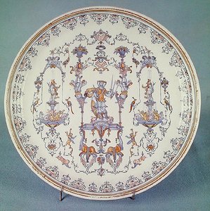 Plato Decorado con Grotescos, de Alcora de Spanish School