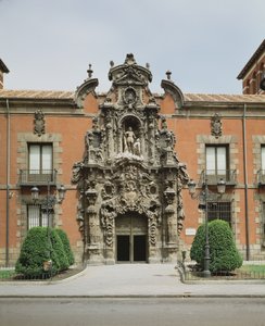 Fachada de entrada que muestra la puerta diseñada por Pedro Domingo de Ribera (1681-1742) c.1722 de Spanish School