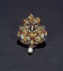 Joyería: colgante de diamantes, esmalte sobre oro redondo, esmeralda y perla representando a Daniel en el foso de los leones de Spanish School