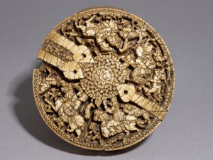 Tapa de un contenedor decorado con cuatro cazadores y animales, período Omeya, 998-999 d.C. de Spanish School